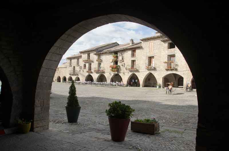Huesca - Ainsa 05 - plaza Mayor.jpg